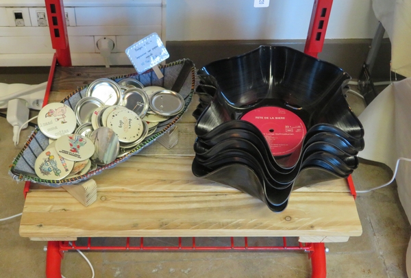 "Fleur de Gum", créatrice d'objets en matières recyclées, a exposé son superbe travail à l'Office du Tourisme