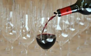 93821_des-verres-et-une-bouteille-de-vin
