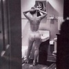 Simone de Beauvoir fait tout simplement sa toilette, nue, dans une salle de bain d’un appartement