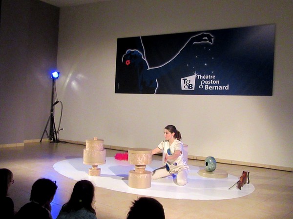 "Boîteà boîte" un adorable spectacle pour un très jeune public de 1 an à 5 ans, a eu lieu au théâtre Gaston Bernard