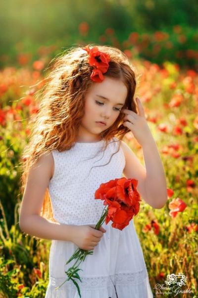 Enfants dans les fleurs
