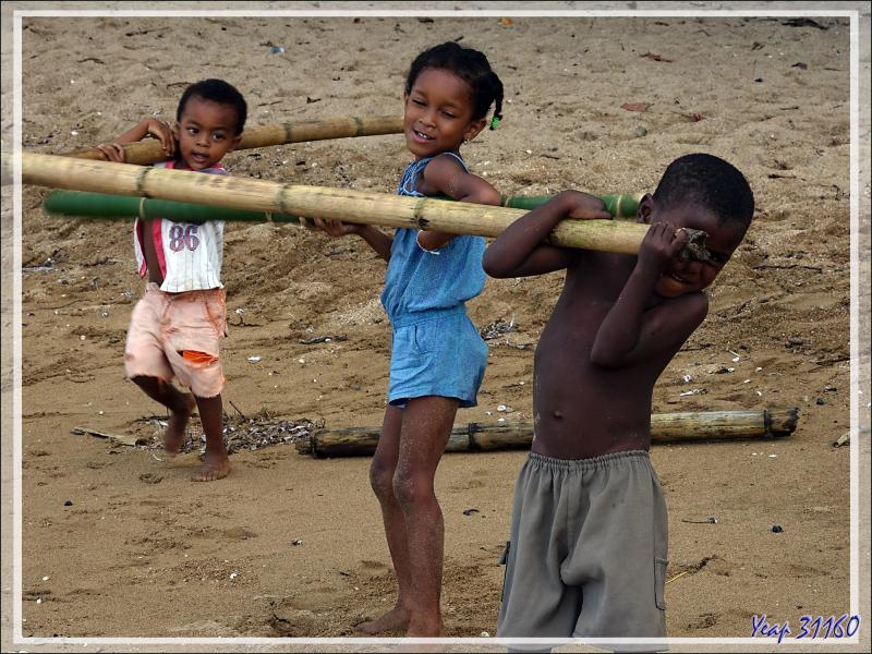 Pendant ce temps, d'autres enfants jouent "avec des riens" - Antanabe - Nosy Sakatia - Madagascar
