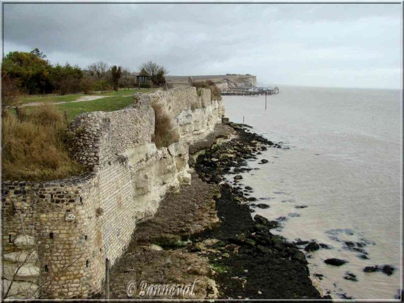 Talmont-sur-Gironde Charente-Maritime Eglise Sainte Radegonde vestiges remparts de l'a bastide