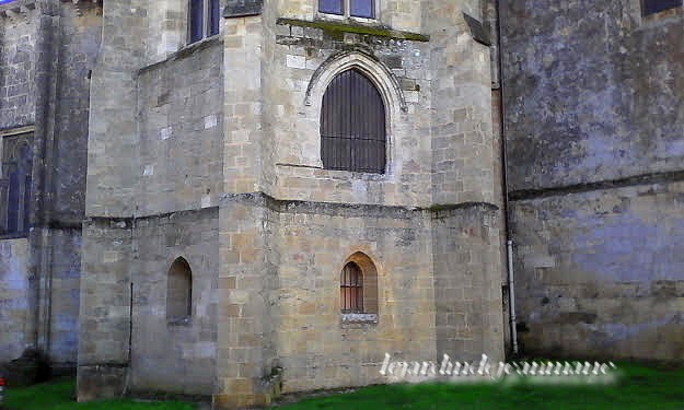 Saint-Macaire (gironde) La commune de Saint-Macaire se situe sur la rive droite de la Garonne au niveau du fleuve où l'effet est une église catholique située dans le département français de la Gi
