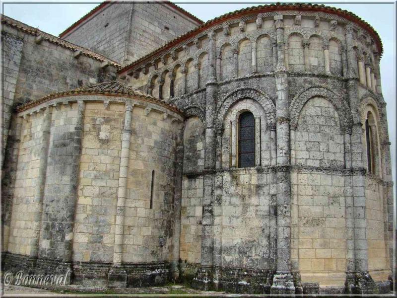 Talmont-sur-Gironde Charente-Maritime Eglise Sainte Radegonde vue latérale du chevet 