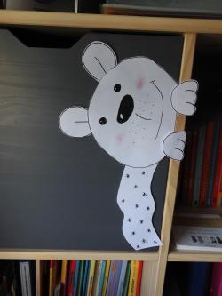 Déco de fenêtre ou de porte : l’ours (à demi caché)