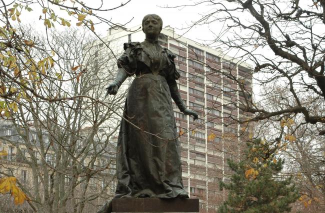 Maria Deraismes, square des Épinettes (17ème)