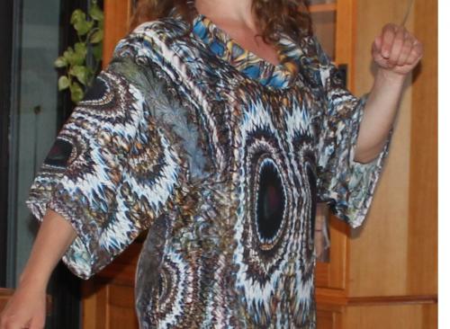 robe caftan avec tissu type imprimé digital - ailes de papillon col "cowl" roulé très large