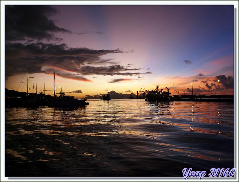 Entre deux avions : un coucher de soleil au port de Papeete sur fond d'île de Moorea - Tahiti - Polynésie française