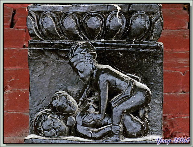 Blog de images-du-pays-des-ours : Images du Pays des Ours (et d'ailleurs ...), Sculptures interdites aux enfants (toutefois un peu trop surchargées de peinture) - Pokhara - Népal