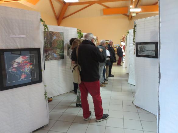 Au Salon d'Automne de Chamesson en 2024, 35 peintres ont présenté 165 tableaux, tous plus beaux les uns que les autres !