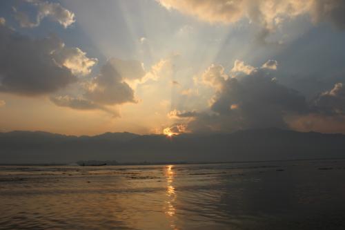 Lever de soleil sur le lac Inle (Birmanie)
