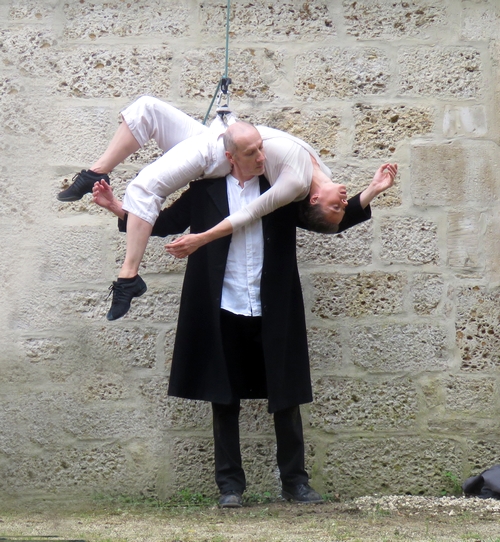Le dernier spectacle de la saison du Théâtre Gaston Bernard a eu  lieu en plein air, sur la façade de l'hôtel de ville de Châtillon sur Seine...