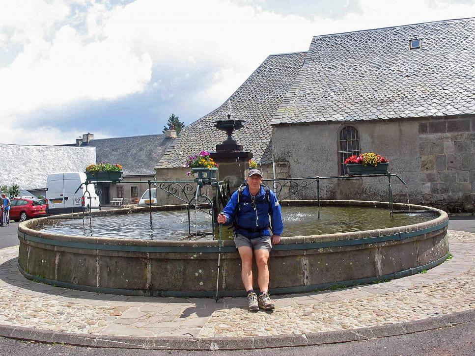 Comme les cailloux du Petit Poucet GR.30 Tour des lacs d'Auvergne : Etape 5 Compains - Egliseneuve-d'Entraigues 20 Kms.
