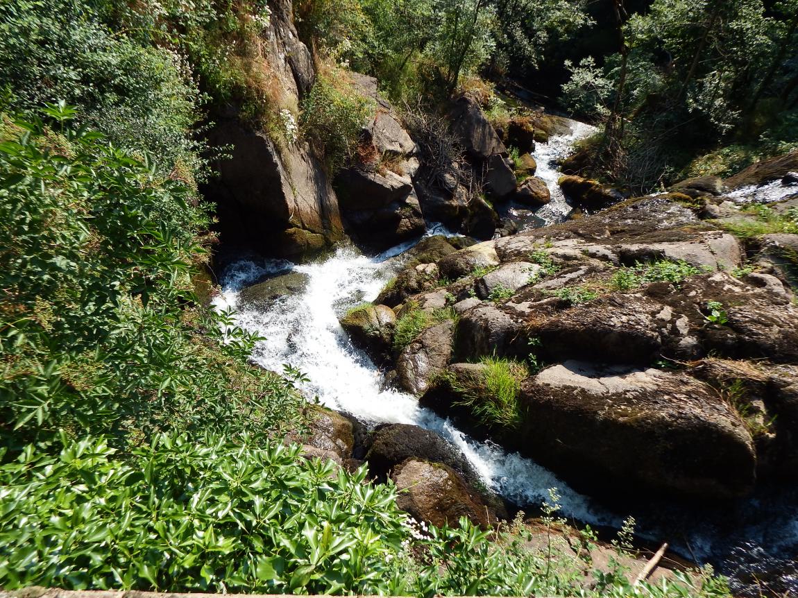 une cascade en montagne