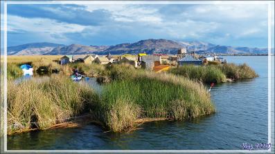 Au retour vers Puno nous traversons les îles flottantes Uros au soleil du soir - Lac Titicaca - Pérou