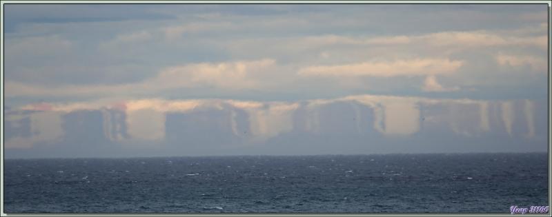 Effet mirage sur l'île Baffin (130 km de distance) vu de Dundas Harbour - Nunavut - Canada