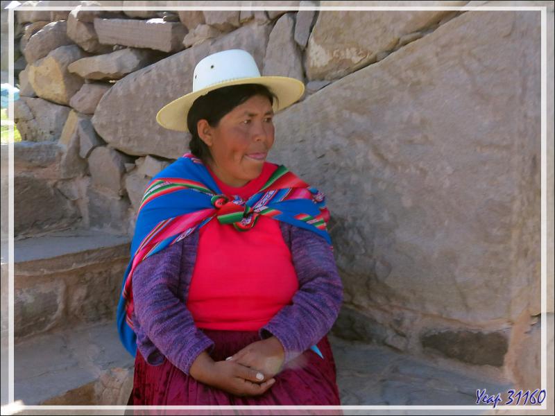 Une maman attend le bateau pour quitter l'île Taquile - Lac Titicaca - Pérou