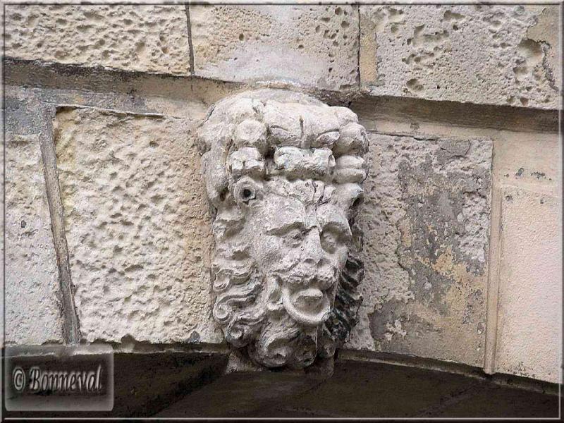 La Rochelle rue de l'Escale mascaron sur une porte