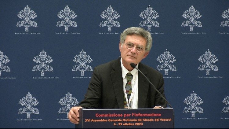 Paolo Ruffini, préfet du dicastère pour la Communication du Saint-Siège, président de la Commission d'information du Synode, à la Salle de presse du Saint-Siège, le 5 octobre 2023. Paolo Ruffini, préfet du dicastère pour la Communication du Saint-Siège, président de la Commission d'information du Synode, à la Salle de presse du Saint-Siège, le 5 octobre 2023.