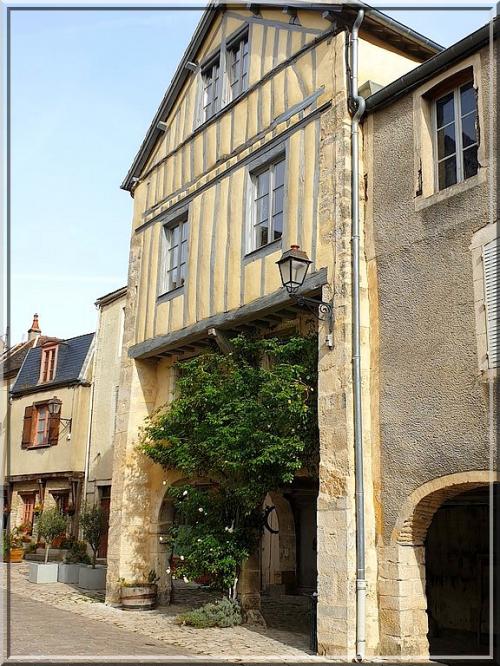 1032 - Noyers-sur-Serein dans l’Yonne (89) 