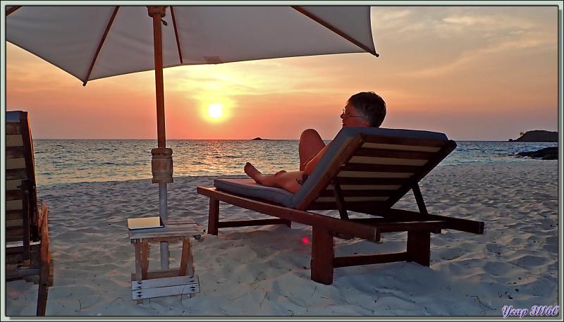 Repos sur la plage tout en admirant le coucher de soleil - Tsarabanjina - Mitsio - Madagascar