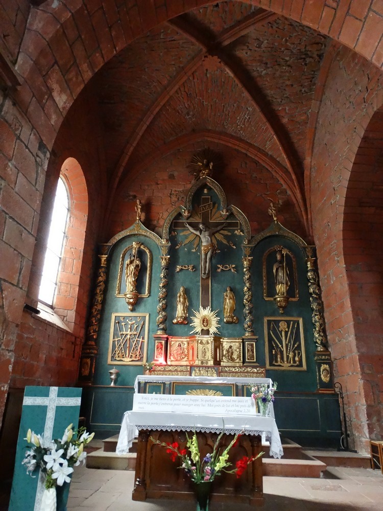 L'église Saint-Pierre à Collonges-la-rouge...