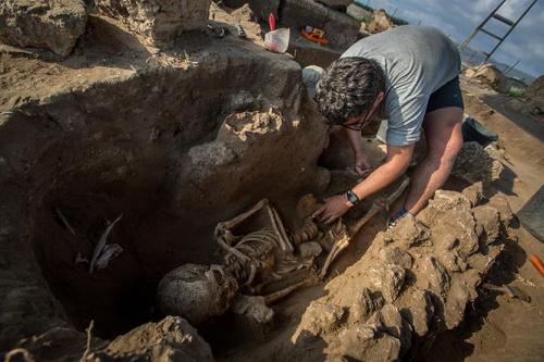 Fouilles du cimetière chrétien d'Atlit : étude des tombes des croisés
