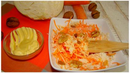 COLESLAW,NOIX ,RAISINS SECS À LA SAUCE MOUTARDE