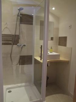 Sanitaires communs : douche et lavabo individuel