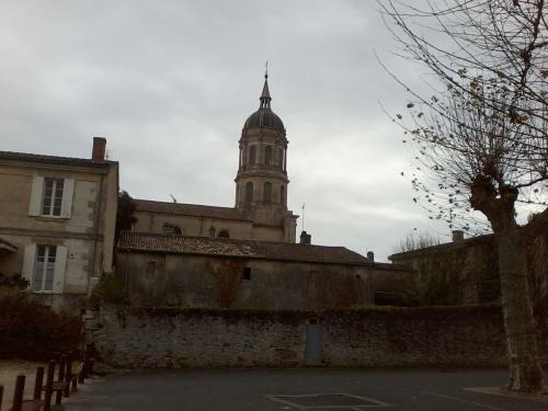 Preignac (Gironde) L'église St Vincent situè au bord de la nationale 113
