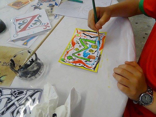Une initiation à la calligraphie pour les enfants à la médiathèque de Laignes