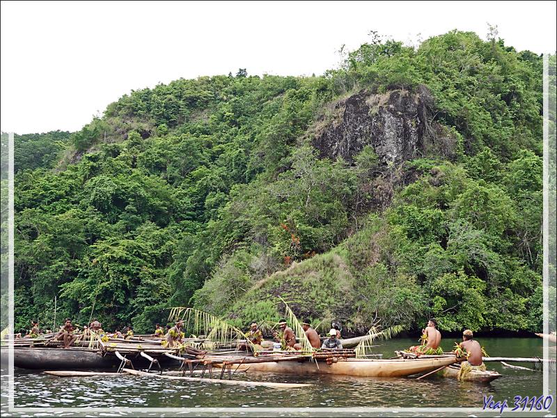 C'est parti pour une agréable balade (pour nous deux, pas pour les piroguiers !) d'une demi-heure en pirogue dans la mangrove - Tufi - Maclaren Harbour - Province d'Oro - Papouasie Nouvelle-Guinée