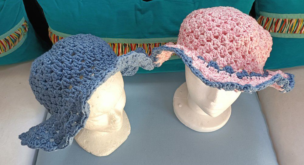 Deux chapeaux en raphia - juillet 2024...