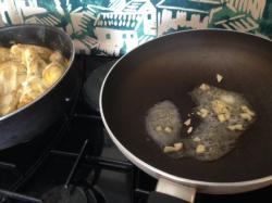 Recette poulet à l'indienne, riz aux épices et carottes, sauce au yaourt et naam..