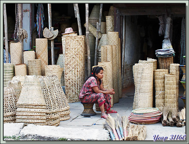 Blog de images-du-pays-des-ours : Images du Pays des Ours (et d'ailleurs ...), En attendant le chaland: vendeuse de vannerie, en particulier de "doko" (hotte) - Pokhara - Népal