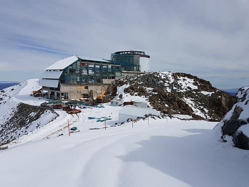 L'observatoire de Vera-Rubin au Chili et sa camera géante.