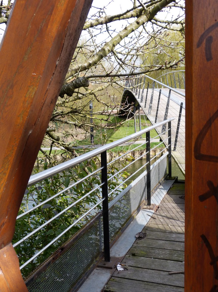 Suivez-moi sur la passerelle