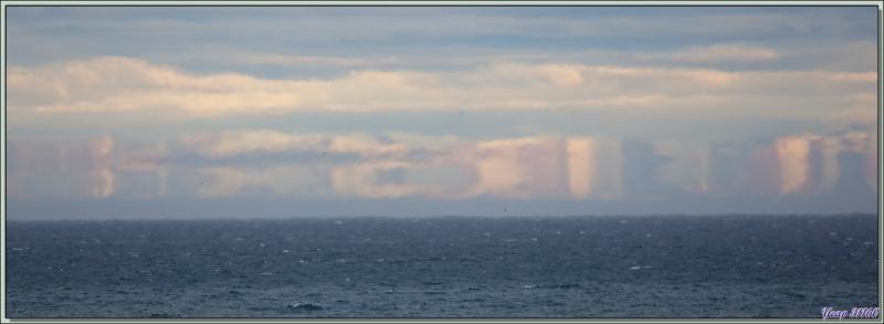 Effet mirage sur l'île Baffin (130 km de distance) vu de Dundas Harbour - Nunavut - Canada