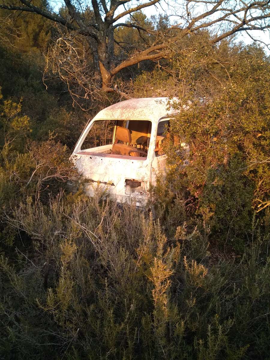 Vehicule bien planqué depuis longtemps en garrigue pentue