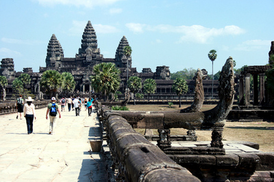 Blog de images-du-pays-des-ours :Images du Pays des Ours (et d'ailleurs ...), Chaussée d'accès au temple d'Angkor Vat - Cambodge