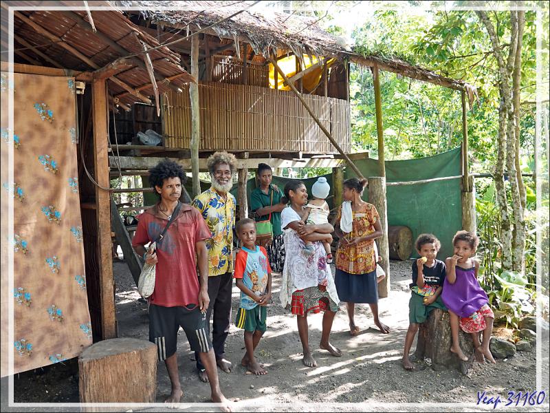 Débarquement à l'île Fergusson, puis, accompagnés par des guides locaux, direction de la source d'eau chaude de Deidei, avec ses fumées et ses geysers - Papouasie Nouvelle-Guinée