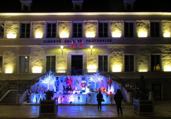 Joyeux Noël avec le superbe décor de la Mairie de notre ville !