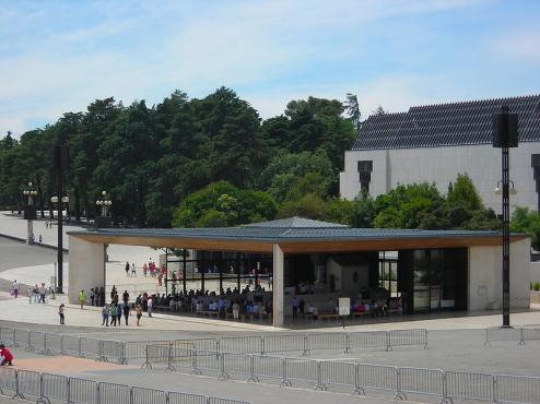 Vue générale de la chapelle des apparitions dans le sanctuaire de Fatima