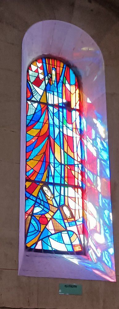 Les vitraux de Raymond Mirande, en l'église Saint-Vincent-de-Paul à Arès...