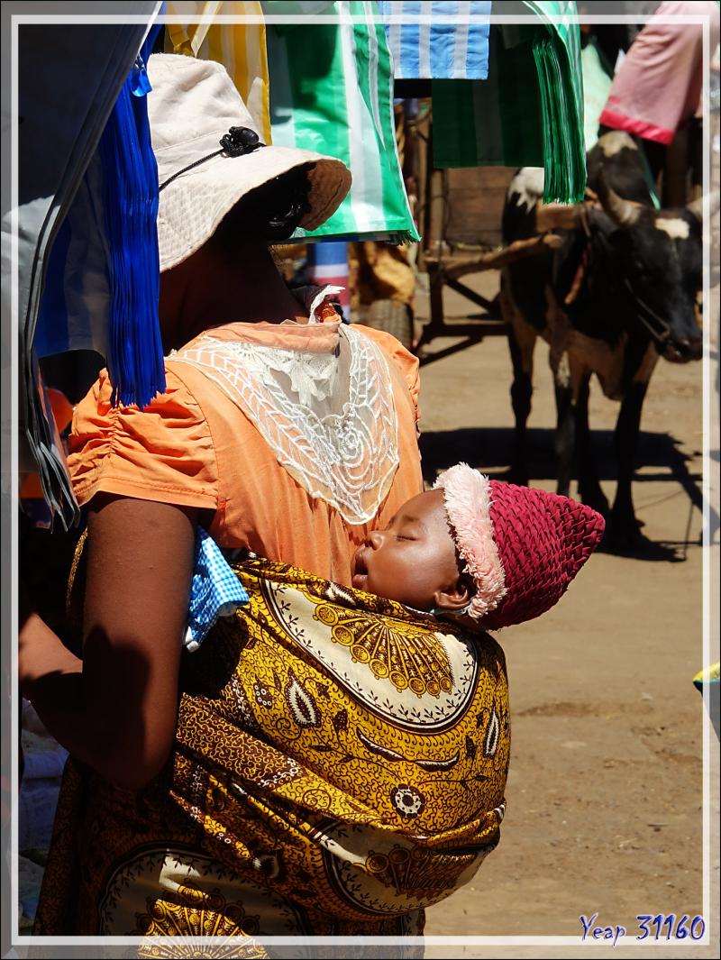 Dans les rues de Hellville : des marchands et des chalands - Nosy Be - Madagascar
