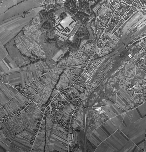 Achicourt - Centre-ville en 1947, Citadelle d'Arras en haut, Achicourt en bas (remonterletemps.ign.fr)