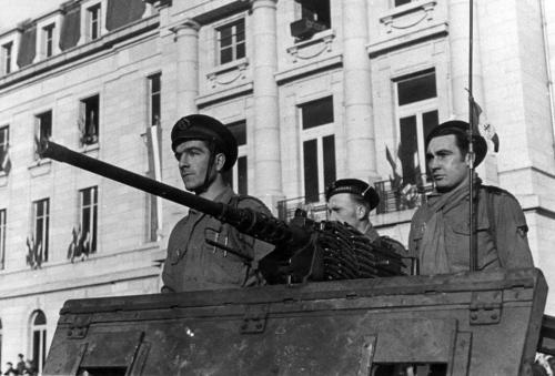 * TRESORS D'ARCHIVES  : photographies de  la 1ère DFL à Guéret (décembre 1944)