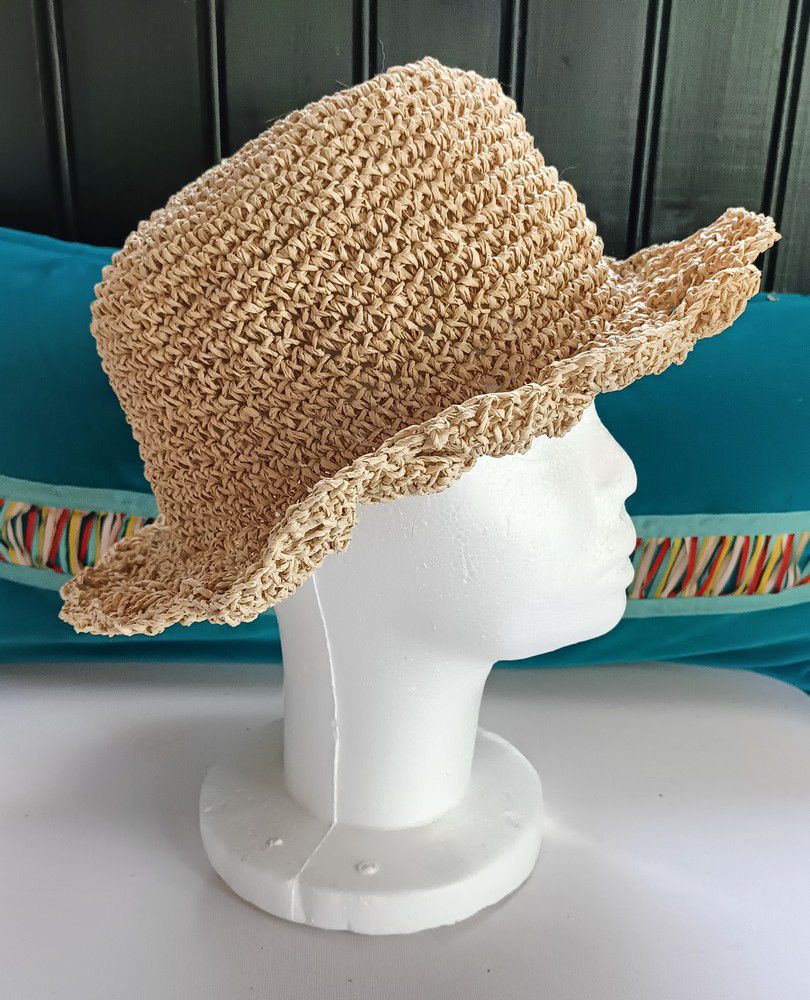 Trois chapeaux en raphia...