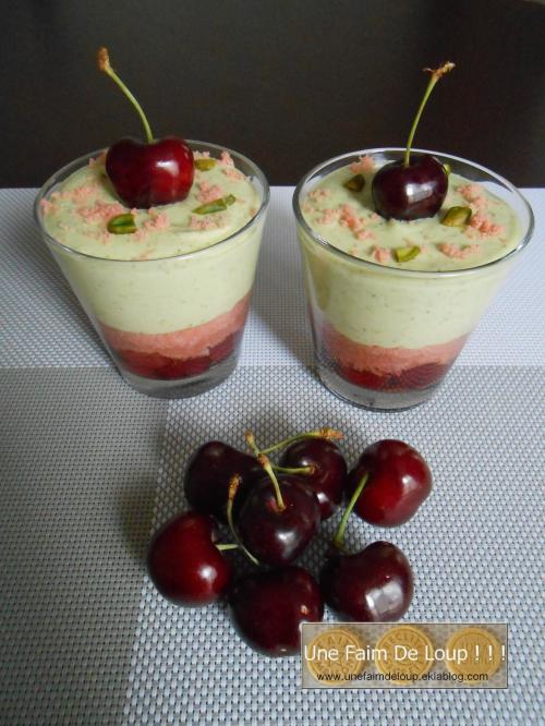 Verrine de cerises aux biscuits roses de Reims et mousse à la pistache